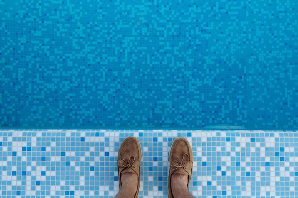 Quels sont les avantages d'une mini piscine à coque et en quoi consiste-t-elle exactement ?