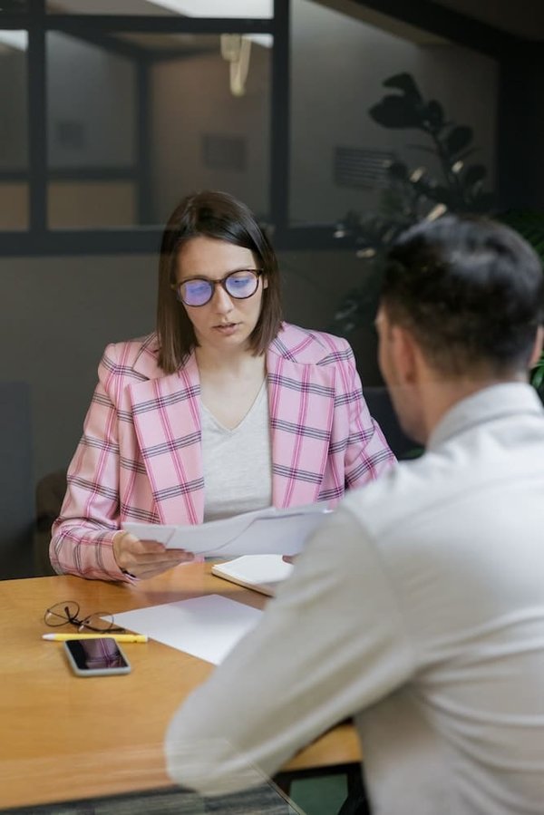 Comment réussir en tant que spécialiste en gestion de la relation client dans le secteur de l'assurance ?